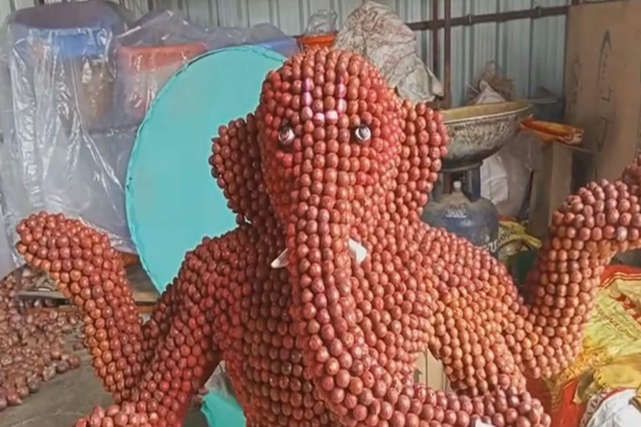 शेतकऱ्यांच्या मंडळानं केली कमाल! लाल सुपारींमध्ये साकारलेली मूर्ती पाहतच राहाल