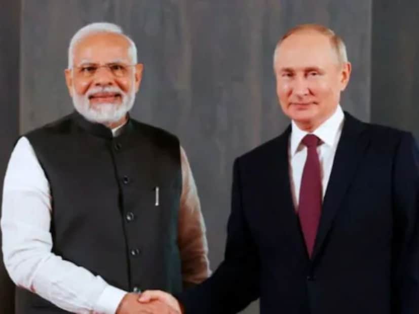 पुतिन यांच्याबद्दल एक अतिशय मनोरंजक गोष्ट म्हणजे त्यांची पूप सूटकेस. असं म्हटलं जातं की जेव्हा पुतिन परदेशात प्रवास करतात तेव्हा त्यांचे अंगरक्षक त्यांच्यासोबत एक विशेष सूटकेस घेऊन जातात, ज्यामध्ये त्यांची विष्ठा सुरक्षित ठेवली जाते.