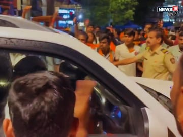 Mumbai Police Help Maratha Protester to reach hospital 