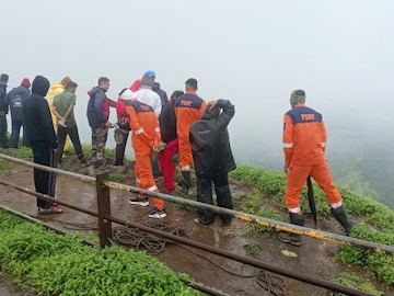 सिंहगड किल्ल्यावरून तरुण बेपत्ता, 1000 फूट खोल दरीत कोसळल्याची भीती, पर्यटकांमध्ये घबराट सिंहगड किल्ल्यावरून तरुण बेपत्ता, 1000 फूट खोल दरीत कोसळल्याची भीती, पर्यटकांमध्ये घबराट