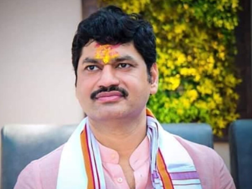 पुण्यातील शिवाजीनगर येथील   युगाई ग्रीन इमारतीत १५३८ स्के. फूट घर आहे.  या घराची किंमत २ कोटी इतकी आहे. हे घर धनंजय मुंडे यांच्या नावावर आहे.