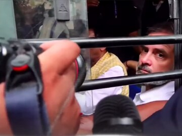 LIVE : संसद परिसरात हायव्होल्टेज ड्रामा, राहुल, प्रियंका, राऊतांसह अनेक खासदार ताब्यात LIVE : संसद परिसरात हायव्होल्टेज ड्रामा, राहुल, प्रियंका, राऊतांसह अनेक खासदार ताब्यात
