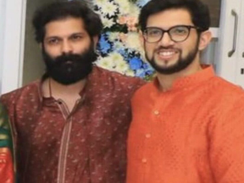  उद्धव ठाकरे, आदित्य ठाकरे, रश्मी ठाकरे सगळेजण राज ठाकरेंच्या शिवतीर्थ या निवासस्थानी बाप्पाच्या दर्शनासाठी गेले होते. 
