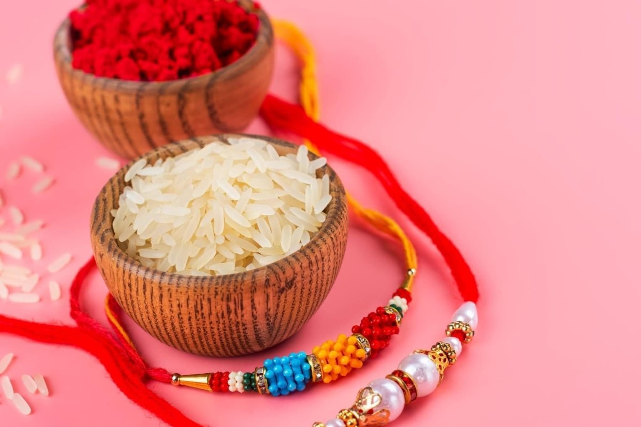 जेवणापूर्वी की जेवणानंतर? घरी आलेल्या भावाला कधी राखी बांधणे योग्य ठरेल