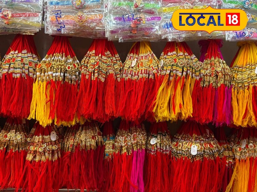 क्रॉफर्ड मार्केट: विविध गोष्टींसाठीचं 'वन स्टॉप डेस्टिनेशन' अशी ओळख असलेल्या क्रॉफर्ड मार्केटमध्ये सर्व प्रकारच्या राख्यांची विस्तृत रेंज उपलब्ध आहे. या ठिकाणी तुम्ही विविध रंगाच्या आणि आकर्षक डिझाइन असलेल्या राख्यांची खरेदी करू शकता. याशिवाय आकर्षक गिफ्ट हॅम्पर्स आणि मिठाई देखील या मार्केटमध्ये उपलब्ध आहेत.