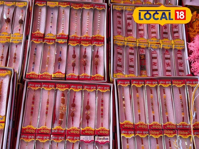 दादर मार्केट: या मार्केटमध्ये रंगीबेरंगी राख्या आणि गिफ्ट आयटम्स अतिशय स्वस्त दरात उपलब्ध असतात. याठिकाणी तुम्ही आपल्या आवडीनुसार राखीचे डिझाइन आणि आकार निवडू शकता. काही दुकानांमध्ये कस्टमाईज आणि पर्सनलाइज्ड राख्या देखील उपलब्ध आहेत.