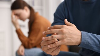 जोडीदार सोशल मीडियावर सक्रिय असतो पण चॅटवर गप्प का असतो?