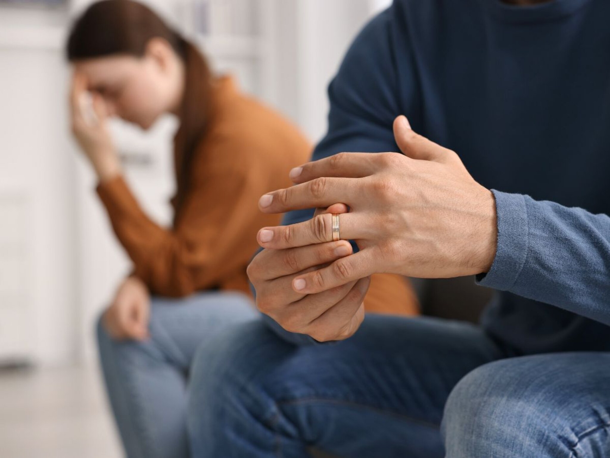 Digital Silence : 'सीन' केलं, पण रिप्लाय नाही! या डिजिटल सायलेन्सचा नात्यावर आणि मानसिकतेवर कसा होतो परिणाम?