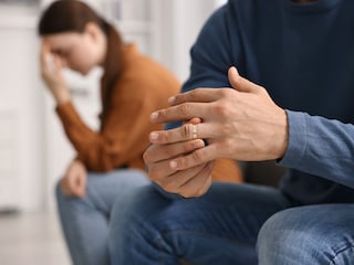 जोडीदार सोशल मीडियावर सक्रिय असतो पण चॅटवर गप्प का असतो? जोडीदार सोशल मीडियावर सक्रिय असतो पण चॅटवर गप्प का असतो?