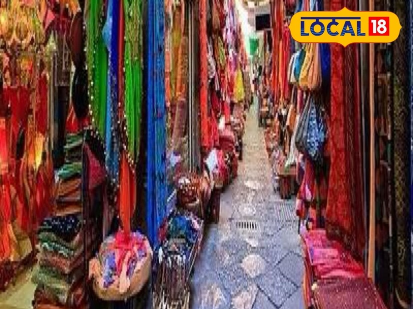 सांताक्रूझ मार्केट: सांताक्रूझ रेल्वे स्टेशनच्या पश्चिम बाजूला असलेली ही बाजारपेठ लाइटिंग, पारंपरिक फॅब्रिक्स आणि आकर्षक सजावटीच्या वस्तूंसाठी ओळखली जाते. विशेष म्हणजे, गौरी गणपतीच्या पारंपरिक सजावटीसाठी लागणारी वस्त्रं आणि हँडमेड डेकोरेटिव्ह्स येथे सहजपणे आणि स्वस्त दरात उपलब्ध असतात. 
