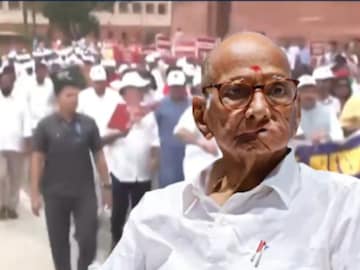 खासदारांच्या आंदोलनात शरद पवार जखमी? इंडिया आघाडीचा मोर्चा पोलिसांनी रोखला खासदारांच्या आंदोलनात शरद पवार जखमी? इंडिया आघाडीचा मोर्चा पोलिसांनी रोखला