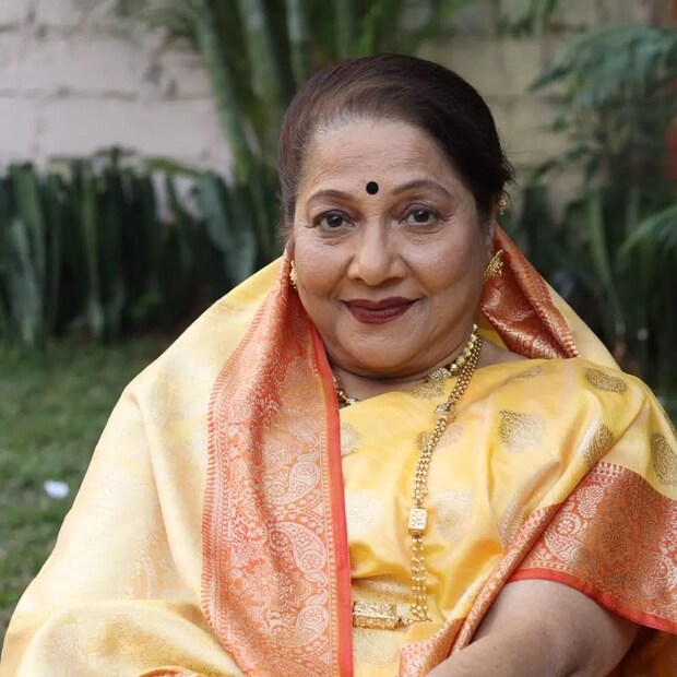 मुंबई: ‘ठरलं तर मग’ या लोकप्रिय मालिकेत ‘पूर्णा आजी’ची भूमिका साकारून प्रेक्षकांच्या मनात घर करणाऱ्या ज्येष्ठ अभिनेत्री ज्योती चांदेकर यांच्या निधनाने मराठी सिनेसृष्टी हळहळ व्यक्त करत आहे.