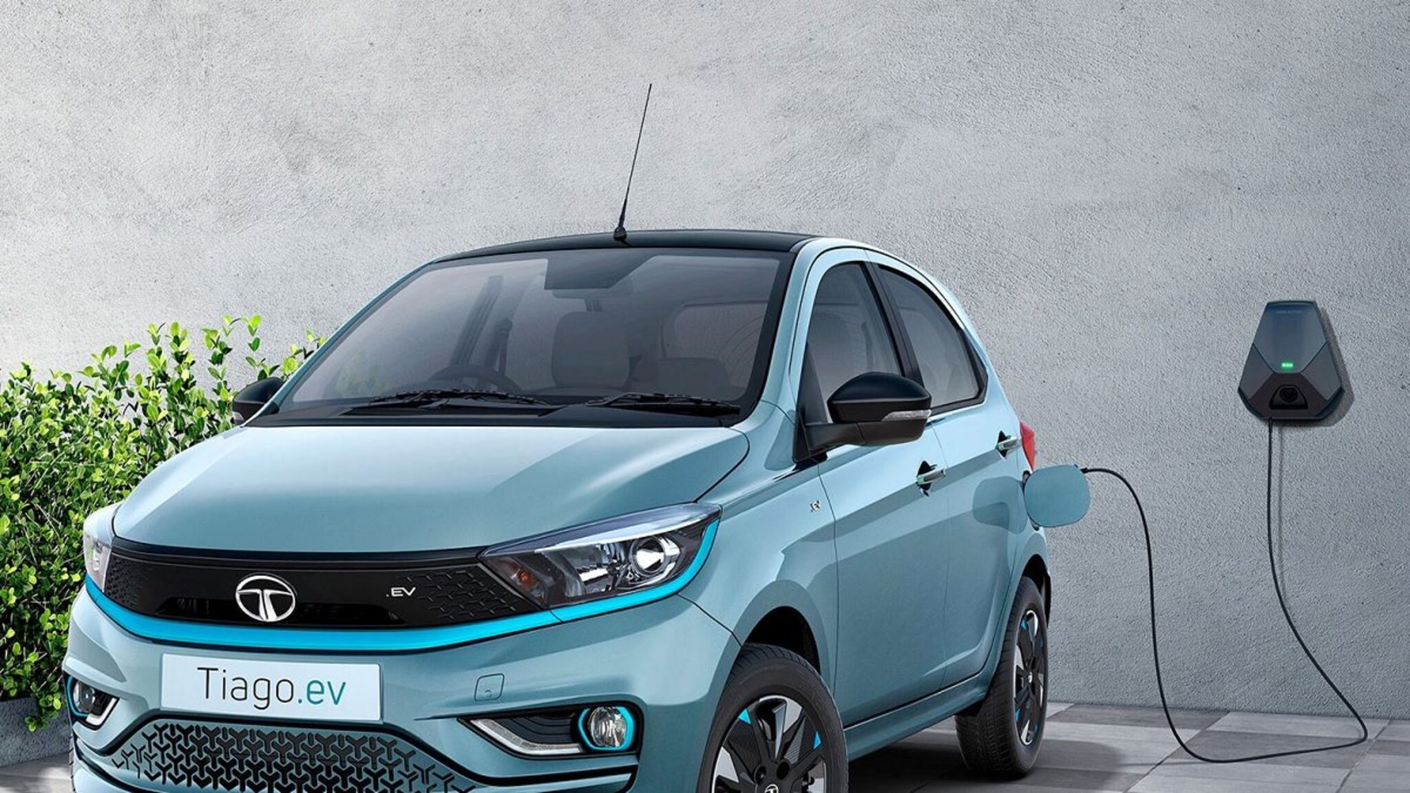 पेट्रोलचं टेन्शनच नाही! 8 हजारांच्या EMI वर मिळतेय Tata Tiago EV