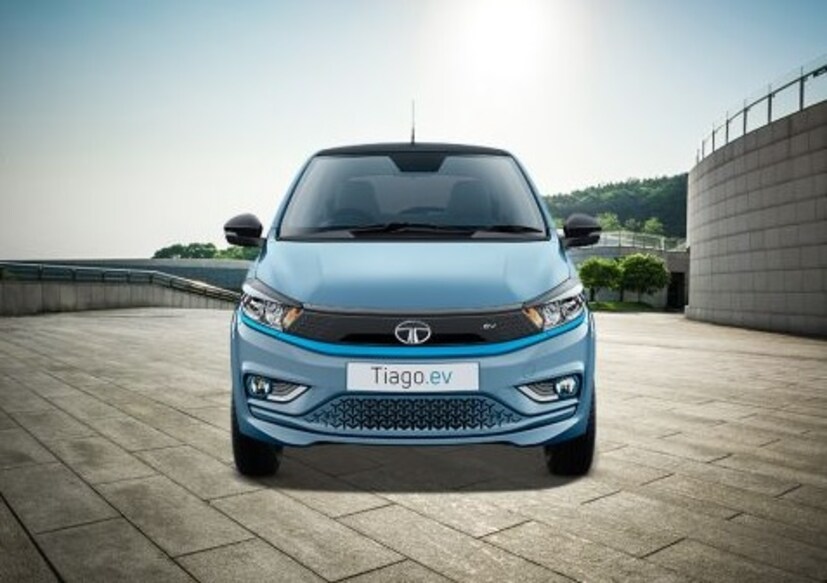 Tiago EV च्या टॉप व्हेरिएंटमध्ये 24kWh बॅटरी मिळते. ही EV DC 25kW फास्ट चार्जर वापरून 58 मिनिटांत 10-80 टक्के चार्ज करता येते, तर नियमित 15Amp होम चार्जर वापरून पूर्ण चार्ज करण्यासाठी 15 ते 18 तास लागतात.