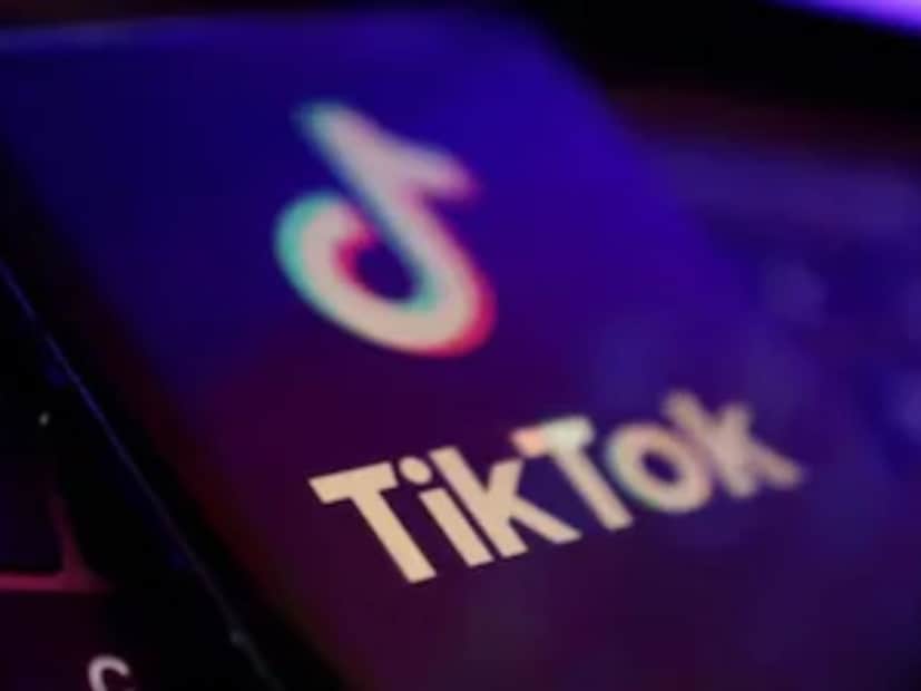 अनेक यूझर्स आणि काही मीडिया प्लॅटफॉर्मने दावा केला होता की, टिकटॉक भारतात परत येत आहे. परंतु वास्तव वेगळे आहे. सत्य हे आहे की 2020 मध्ये चिनी कंपनी बाईटडान्सच्या मालकीच्या या लघु व्हिडिओ अॅपवर लादलेली बंदी अजूनही कायम आहे. आणि सरकारची अद्याप ती हटवण्याची कोणतीही योजना नाही. अनेक यूझर्स आणि काही मीडिया प्लॅटफॉर्मने दावा केला होता की, टिकटॉक भारतात परत येत आहे. परंतु वास्तव वेगळे आहे. सत्य हे आहे की 2020 मध्ये चिनी कंपनी बाईटडान्सच्या मालकीच्या या लघु व्हिडिओ अॅपवर लादलेली बंदी अजूनही कायम आहे. आणि सरकारची अद्याप ती हटवण्याची कोणतीही योजना नाही.