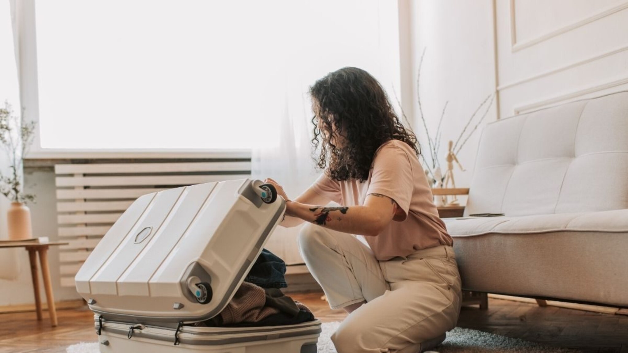 Trevel Tips : प्रवास करताना प्रत्येकाने सोबत ठेवाव्यात या 7 वस्तू, सोबत घ्यायला बिलकुल विसरू नका