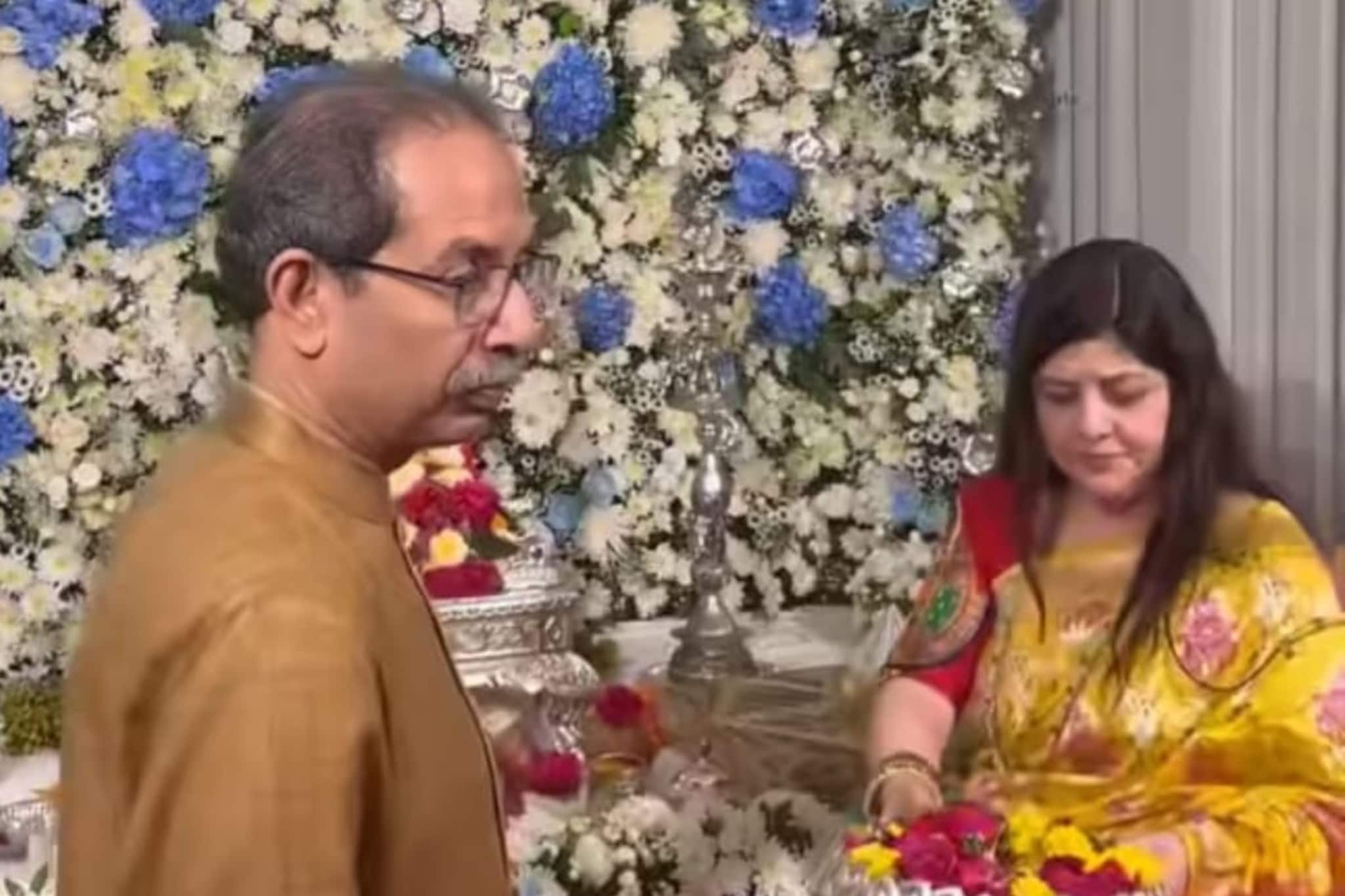 उद्धव ठाकरे यांनी सहकुटुंब शिवतीर्थावर बाप्पाचं घेतलं दर्शन, पाहा PHOTOS