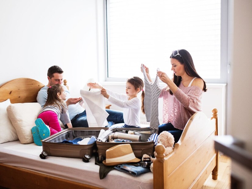 बॅग पॅकिंगची खात्री करा : कपडे, पादत्राणे, प्रसाधनगृहाचे सामान आणि आवश्यक औषधे घेतली आहेत का, हे तपासा. हंगामाच्या अनुसार कपडे घेतले आहेत की नाही हे सुनिश्चित करा. बॅटरी बॅकअप, पॉवर बँक, मोबाईल चार्जर, कॅमेरा आणि त्याचे चार्जर यांसारखी इलेक्ट्रॉनिक उपकरणे घेतली आहेत का, ते तपासा.