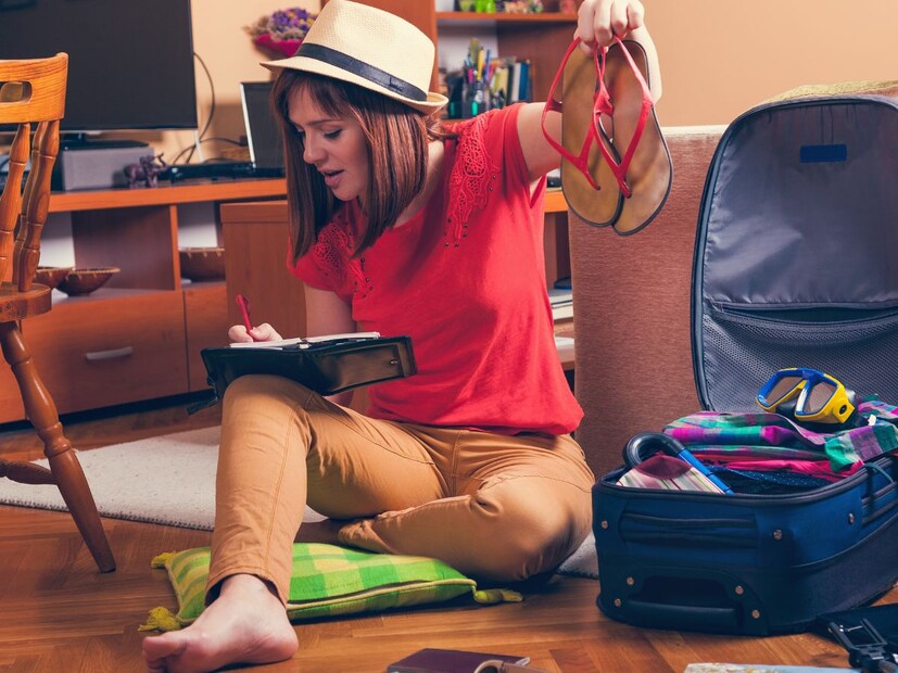 या छोट्या पण महत्त्वाच्या गोष्टी विसरू नका : हवामान आणि प्रवासाच्या कालावधीप्रमाणे कपडे, फर्स्ट-एड किट, औषधे, चार्जर, आणि आवश्यक सौंदर्य प्रसाधने पॅक करा. हलके आणि मिक्स मॅच करून घालता येणारे कपडे निवडा. फिरायला जाताना जास्त अन्नपदार्थ सोबत नेणे कठीण असते. प्रोटीन बार, मखाना फ्राय, शेंगदाणे, सुकामेवा इत्यादी काही निरोगी आणि कोरडे नाश्ता सोबत ठेवा.