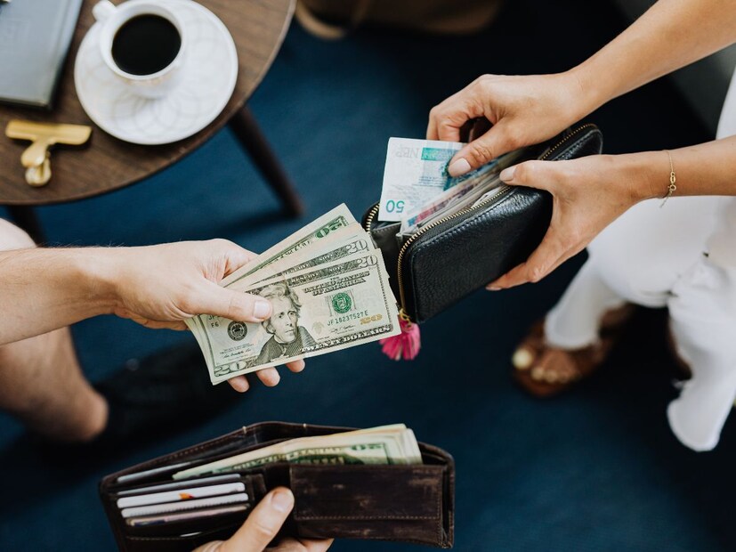 पैशांचे नियोजन करा : क्रेडिट कार्ड, डेबिट कार्ड आणि रोख रक्कम घेतली आहे का, याची खात्री करा. परदेशी प्रवास करत असल्यास, तुमच्याकडे स्थानिक चलन पुरेसे आहे का आणि तुमच्या बँकेला तुमच्या प्रवासाची माहिती दिली आहे का, हे तपासा.