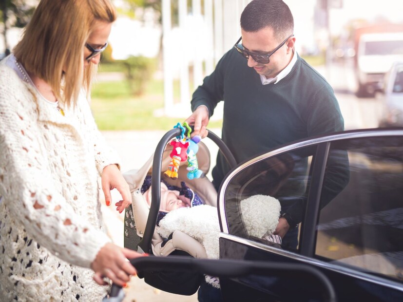 वाहतुकीचे नियोजन करा : विमानतळावर, रेल्वे स्टेशनवर किंवा बस थांब्यावर वेळेवर पोहोचण्यासाठी टॅक्सी किंवा इतर वाहतुकीची सोय आधीच केली आहे का, ते तपासा. तुम्ही स्वतः गाडी चालवून जाणार असाल, तर गाडीची योग्य तपासणी केली आहे का आणि इंधन भरले आहे का, हे तपासा.