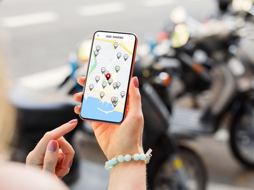 फोनमध्ये आवश्यक ॲप्स आणि माहिती सेव्ह करा : प्रवासाशी संबंधित ॲप्स (उदा. नकाशे, वाहतूक, भाषांतर ॲप्स) तुमच्या फोनमध्ये आहेत का, ते तपासा. तुमच्या मित्र-मैत्रिणी किंवा कुटुंबातील सदस्यांचा संपर्क क्रमांक आणि तुमच्या हॉटेलच्या रिसेप्शनचा क्रमांक सेव्ह करून ठेवा.