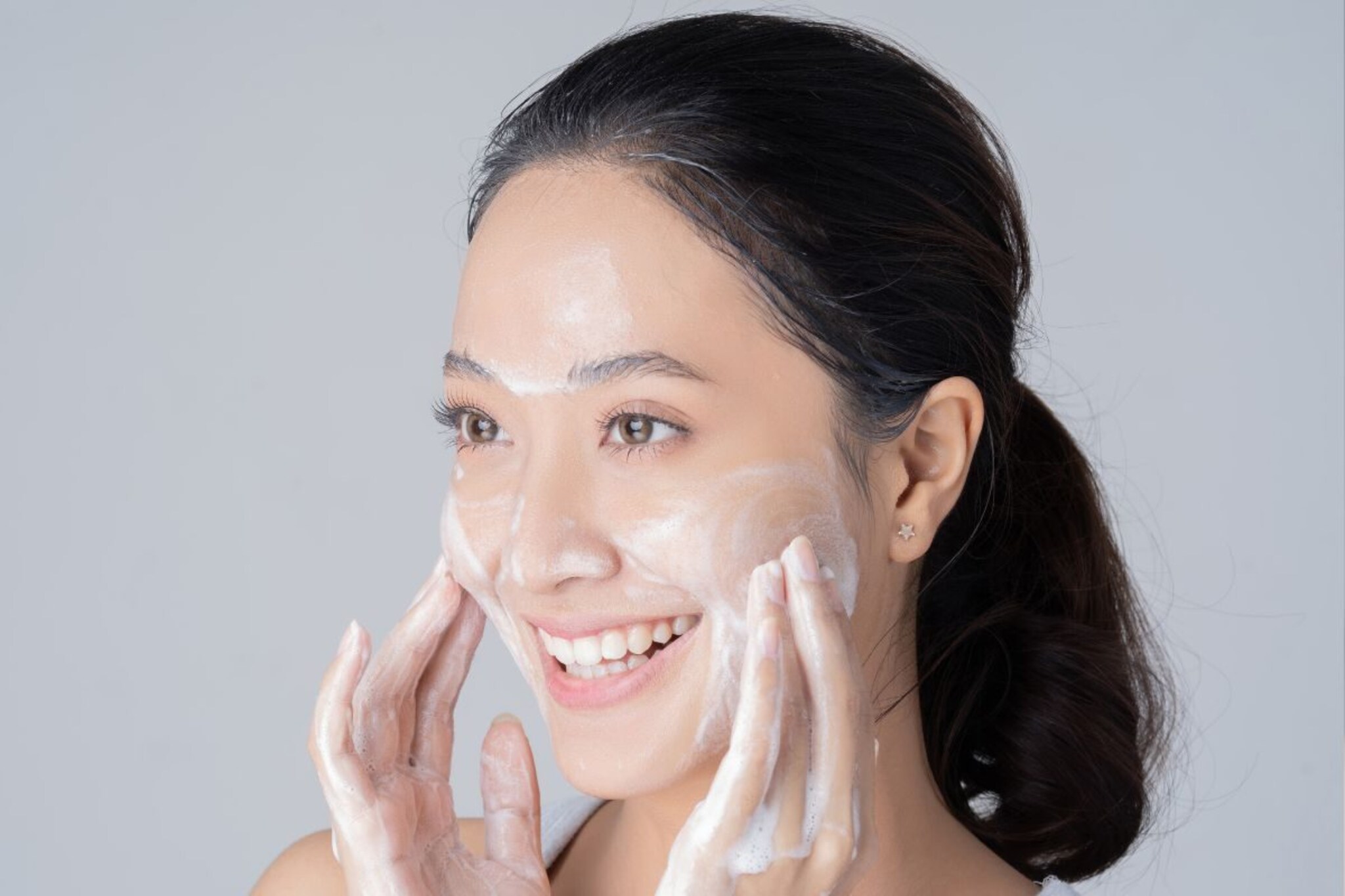 डबल क्लिंझिंग म्हणजे काय? त्वचेसाठी महत्त्वाचे का असते? जाणून घ्या तज्ज्ञांकडून