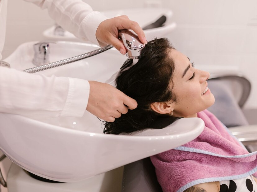 चुकीची केस धुण्याची पद्धत : पावसाळ्यात धूळ, घाम आणि घाण जास्त चिकटते. परंतु काही लोक आळसामुळे केस कमी धुतात, ज्यामुळे टाळू घाण राहतो. त्याच वेळी काही लोक दररोज केस धुतात, ज्यामुळे केस आणि टाळू दोन्ही कोरडे होतात.