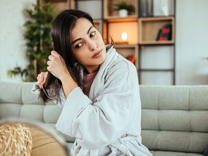 यावर उपाय : आठवड्यातून दोन ते तीन वेळा केस धुणे चांगले. कमी सल्फेट असलेले सौम्य शॅम्पू वापरा. त्यासोबत कंडिशनर लावायला विसरू नका, जर केस खूप घाणेरडे झाले तर तुम्ही ते फक्त पाण्याने देखील धुवू शकता.