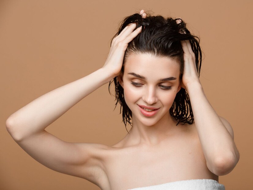 केस ओले राहणे किंवा ओले बांधणे : पावसाळ्यात हवेत खूप आर्द्रता असते. अशा परिस्थितीत, जर तुम्ही तुमचे केस धुतल्यानंतर व्यवस्थित वाळवल्याशिवाय बांधले किंवा उघडे सोडले तर केसांच्या मुळांमध्ये बुरशी आणि बॅक्टेरिया वाढू लागतात. यामुळे केसांची पकड कमकुवत होते आणि हळूहळू केस गळू लागतात.