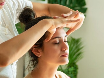 हेड मसाज करण्याचे फायदे..  हेड मसाज करण्याचे फायदे..