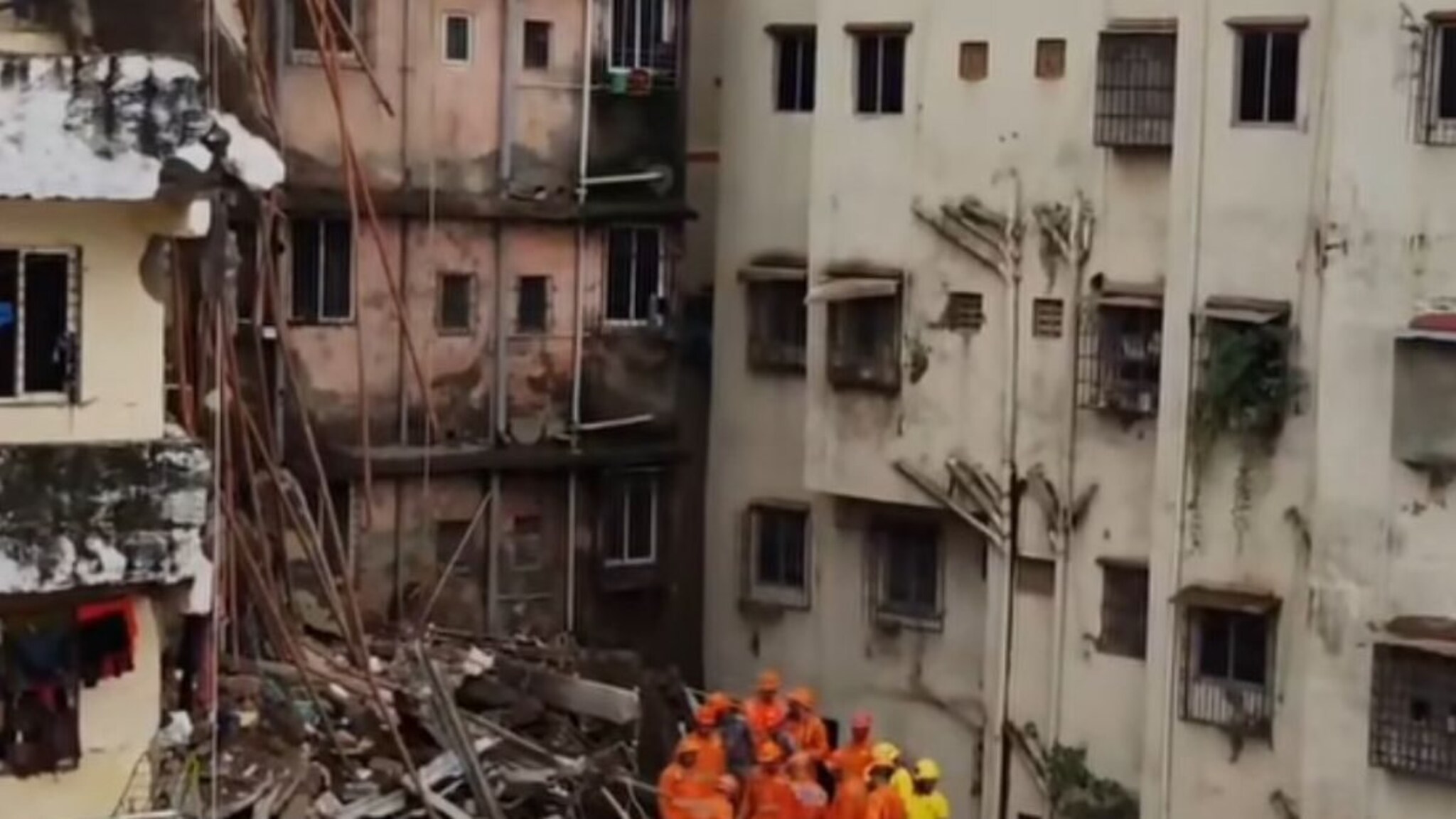 विरारमधील इमारत दुर्घटनेत मृतांचा आकडा वाढला, आतापर्यंत 14 जणांना बाहेर काढण्यात