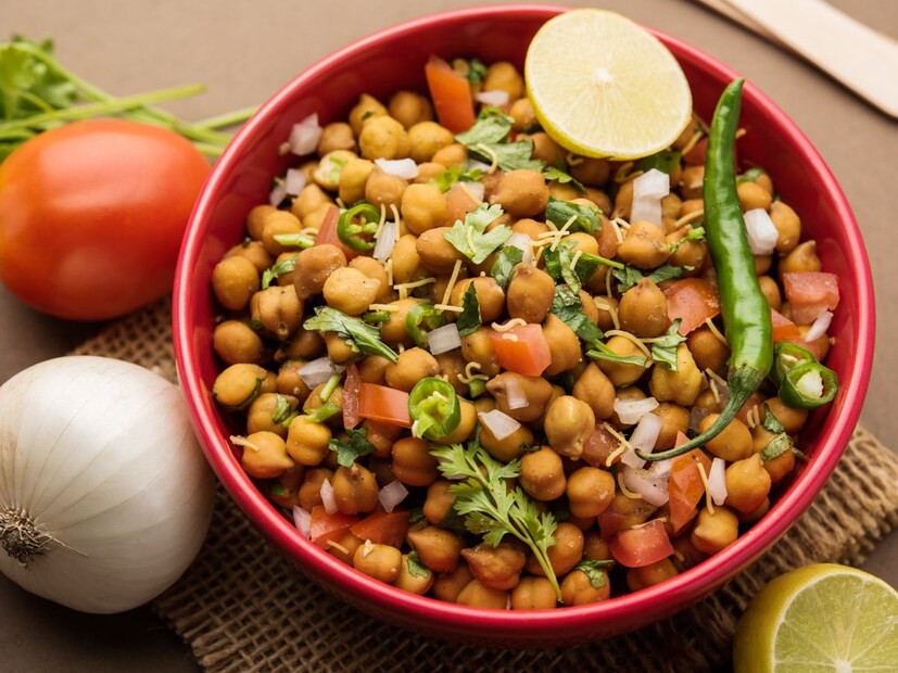 5. भाजलेले हरभरेथोडं मीठ आणि मसाला घालून भाजलेले 25 ग्रॅम हरभरे सुमारे 90-95 कॅलरी देतात. हे प्रोटीन आणि फायबरचं उत्तम स्त्रोत आहे आणि भूकही कमी होते.