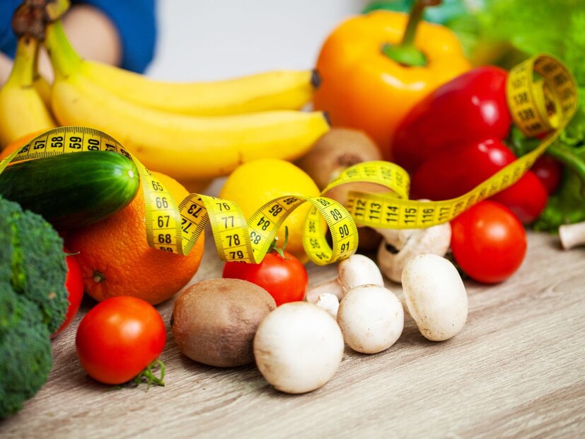 7. सफरचंद किंवा पेरूमध्यम आकाराचं सफरचंद किंवा पेरूमध्ये साधारण 70-80 कॅलरी असतात आणि नैसर्गिक साखर आणि फायबरमुळे हे वजन कमी करण्यात मदत करतं.