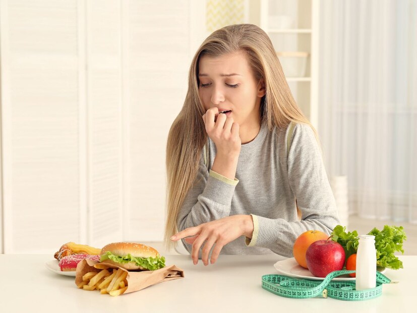 वजन कमी करण्यासाठी अनेक लोक खाणं पूर्णपणे सोडून देतात. पण खरंतरी ही पद्धत निरोगी शरीरासाठी योग्य नाही. कारण यामुळे तुमचं वजन कमी होऊ शकतं पण तुम्ही आजारा पडू शकता, एवढंच नाही तर अशापद्धतीने कमी केलेलं वजन, तुम्ही पुन्हा खायला लागल्यावर वाढू शकतं. वजन कमी करण्यासाठी अनेक लोक खाणं पूर्णपणे सोडून देतात. पण खरंतरी ही पद्धत निरोगी शरीरासाठी योग्य नाही. कारण यामुळे तुमचं वजन कमी होऊ शकतं पण तुम्ही आजारा पडू शकता, एवढंच नाही तर अशापद्धतीने कमी केलेलं वजन, तुम्ही पुन्हा खायला लागल्यावर वाढू शकतं.