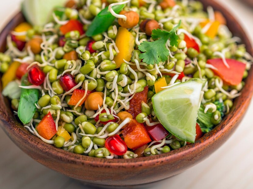 1. मोड आलेलं कडधान्य सॅलडमूग, मटकी किंवा हरभऱ्याचे मोड आलेले दाणे लिंबू, टोमॅटो आणि मसाले घालून तयार केल्यास 1 बाउल (सुमारे 50-60 ग्रॅम) सॅलडमध्ये फक्त 80-90 कॅलरी मिळतात. प्रोटीन आणि फायबरयुक्त असल्याने हे पोटभर जेवणासारखं समाधान देतं.