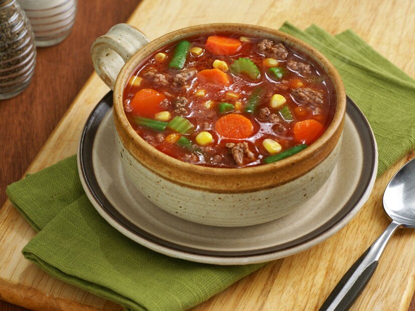 3. भाज्यांचं सूपटोमॅटो, गाजर, बीट, ब्रोकोली किंवा पालक घालून बनवलेलं एक छोटं बाउल सूप (150 मि.ली.) मध्ये फक्त 60-70 कॅलरी असतात आणि हे पचायलाही सोपं असतं.