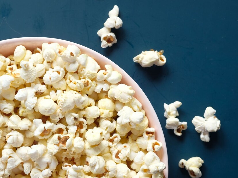 2. घरचं पॉपकॉर्नतेलाशिवाय बनवलेले 1 कप पॉपकॉर्नमध्ये साधारण 30-35 कॅलरी असतात. हे लो-फॅट, लो-कॅलरी आणि फायबरयुक्त स्नॅक आहे.