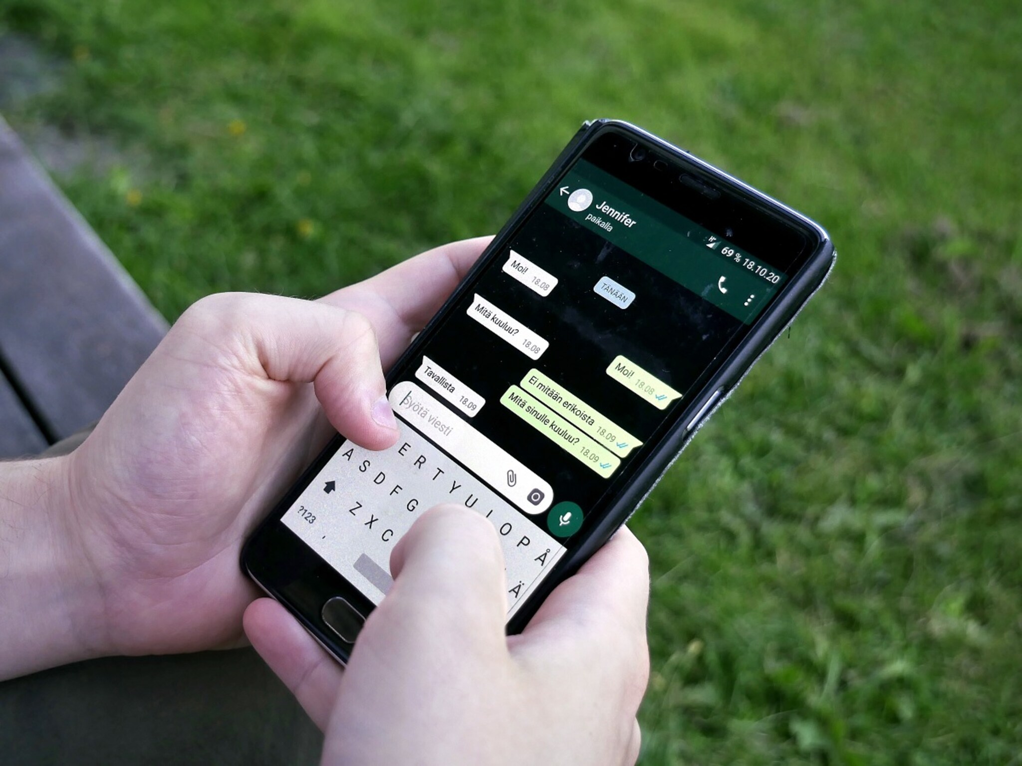 WhatsApp चॅट चुकून डिलीट झाली का? या ट्रिक्स जाणून घेतल्यास होईल रिस्टोअर