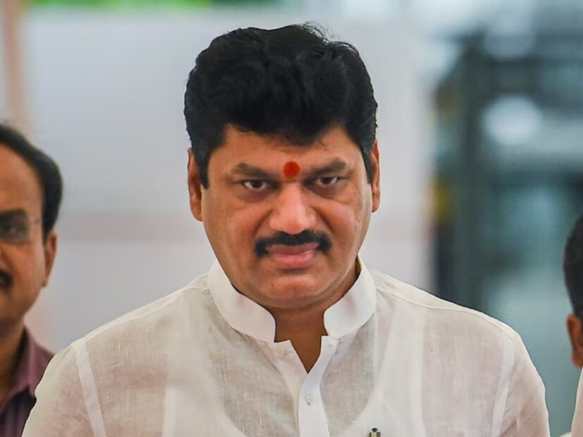 मुंबईत घर नसल्याचं कारण देत सातपुडा हा सरकारी बंगला सोडण्यास नकार दिलाय. विशेष म्हणजे धनंजय मुंडे यांचे महाराष्ट्रात पाच घरे असून या घरांची  किंमत २२ कोटींच्या आसपास आहे.  पुणे, परळी, मुंबई या ठिकाणी  त्यांची आलिशान घरे आहेत. निवडणूक आयोगाला सादर केलेल्या प्रतिज्ञापत्रात त्यांनी ही माहिती दिली आहे.
