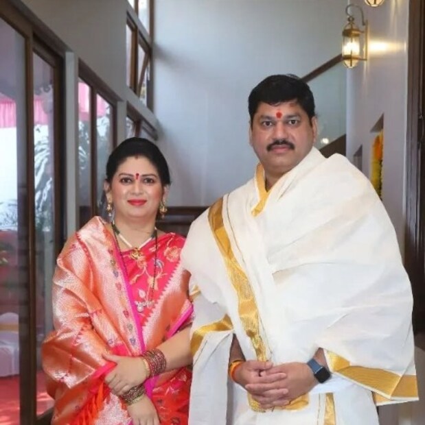पुण्यातील शिवाजीनगर येथील द्वारका अपार्टमेंट येथे ९३० स्के. फूटचं आहे. या घराची किमंत १ कोटीहून अधिक आहे. हे घर धनंजय मुंडे यांच्या पत्नी राजश्री मुंडे यांच्या नाववर आहे.