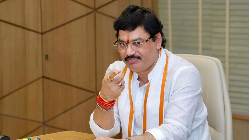 परळीतील जलालपूर येथे  जवळपास ११ हजार स्के. फूटचं घर असून त्याची किंमत साडे पाच कोटी आहे. 