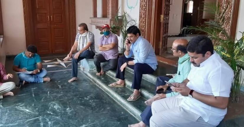 परळीतील जलालपूर येथे २६,९०० स्के. फूटचं घर आहे.  या घराची किंमत जवळपास पाच कोटीहून अधिक आहे. . हे घर धनंजय मुंडे यांच्या नावावर आहे.