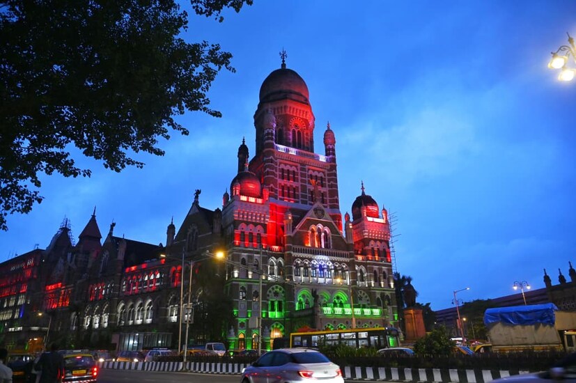 त्यामुळे स्वातंत्र्य दिनाच्या पार्श्वभूमीवर या इमारतीला तिरंगी रोषणाई करण्यात आली. ( फोटो सौजन्य : गणेश काळे)
