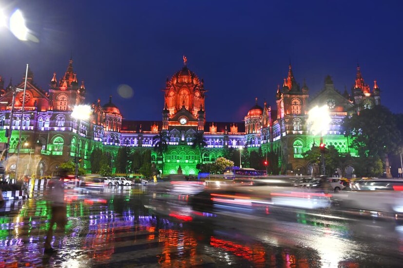 स्वातंत्र्यदिनाच्या पार्श्वभूमीवर मुंबई महापालिकेचे मुख्यालय आणि छत्रपती शिवाजी महाराज टर्मिनसच्या ऐतिहासिक वास्तू तिरंग्याच्या रंगात न्हाऊन निघाल्याचे पाहायला मिळत आहेत. मुंबईतील नागरिक त्यासोबत सेल्फी घेत फोटो काढत आहेत.