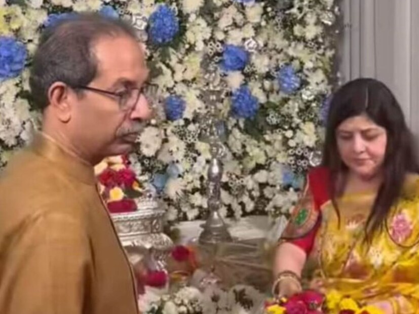 दरम्यान, यापूर्वी 27 जुलैला ऑगस्टला उद्धव ठाकरे यांच्या वाढदिवसाला राज ठाकरे हे मातोश्रीवर गेले होते. राज ठाकरे हे अनेक वर्षांनी मातोश्रीवर गेले होते. त्यातच आज उद्धव ठाकरे राज ठाकरेंच्या निवासस्थानी गणपतीच्या दर्शनासाठी आलेले.