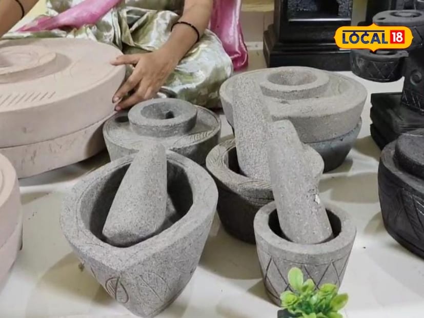 सध्या त्यांच्या विक्रीत 25 प्रकारच्या वस्तूंचा समावेश आहे. यामध्ये लहान मुलींसाठी भातुकलीचा सेट, विविध साइजमधील जातं, खलबत्ता, देवळीसाठी दगडी तुळस, देवघर, दीपमाळ यांचा समावेश आहे. या वस्तू 300 रुपयांपासून सुरू होऊन 8,000 रुपयांपर्यंतच्या किंमतीत उपलब्ध आहेत. सगळ्यात विशेष बाब म्हणजे या सर्व वस्तू त्या स्वतः डिझाईन करतात आणि कुशल कारागिरांच्या मदतीने बनवून घेतात.