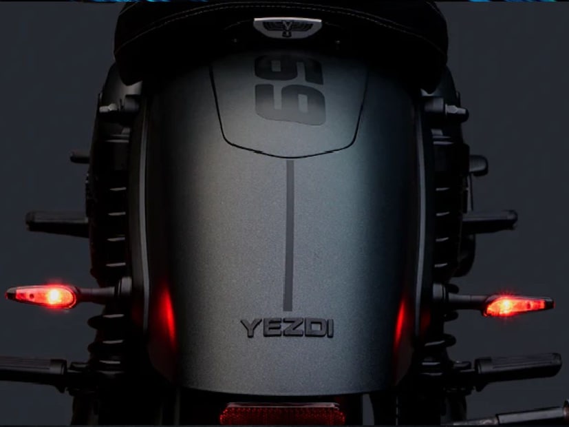 Yezdi Roadster 2025 मध्ये 12.5 लिटर इंधन क्षमता असलेली पेट्रोलची टाकी दिली आहे. जी 350 किलोमीटर इतकी रेंज देऊ शकतो.