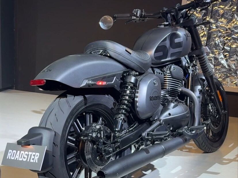  2025 Yezdi Roadster च्या लूकबद्दल बोलायचं झालं तर बाइकमध्ये राउंड LED हेडलाईट, टीयरड्रॉप शेपचा फ्युल टँक, टेल लॅप्स, कर्व्ड फेंडर दिलं आहे, ते बाइकला वेगळाच लूक मिळवून देतो.