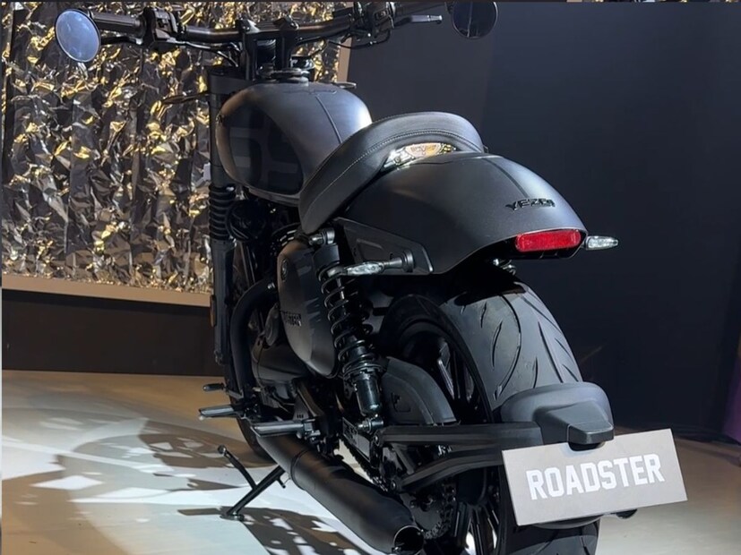 इंजन, मायलेज आणि किंमत Yezdi Roadster 2025 मध्ये  334 cc चं लिक्विड- कूल्ड, सिंगल-सिलेंडर इंजिन दिलं आहे. जे 28.6 bhp पॉवर आणि 30 Nm टॉर्क जनरेट करतो.  Yezdi Roadster 2025 मध्ये 6 स्पीड गियरबॉक्स दिला आहे, जो एकदम शांतपणे काम करतो. कुठेही गिअर टाकण्याचा खटखट आवाज येत नाही. या  बाइकचं फ्रंट आणि रिअरमध्ये डिस्क ब्रेक दिले आहे. ज्यामुळे बाइकवर चांगलं कंट्रोल करता येतं.